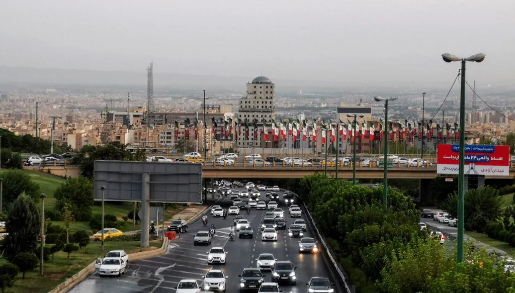 الدبلوماسية أم التحدي... خيار صعب أمام حكام إيران بعد ضربات أميركا وإسرائيل