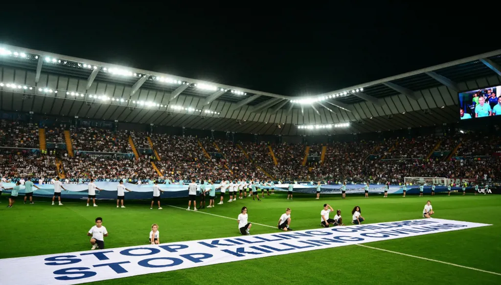 لافتة تدعو لوقف قتل الأطفال والمدنيين في نهائي السوبر الأوروبي (فيديو)