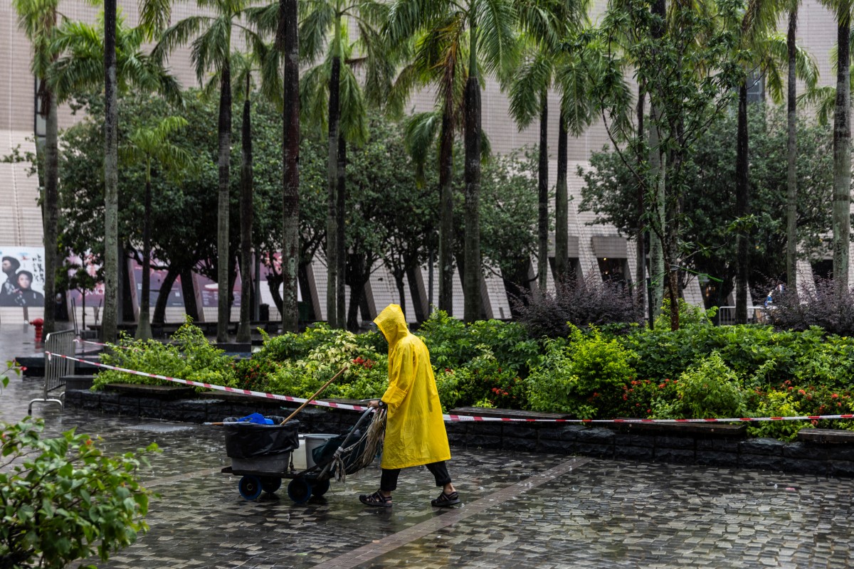 عاصفة تضرب الصين (أ ف ب).