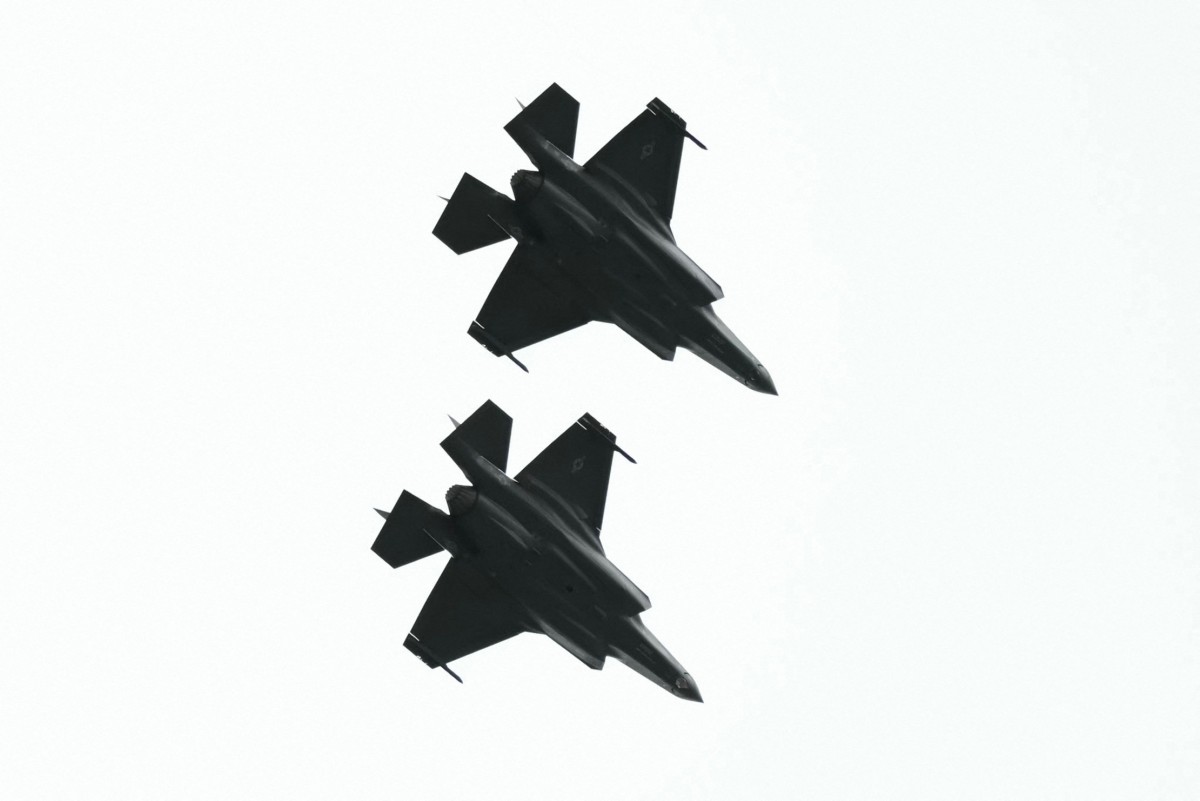  القاذفة الاستراتيجية B-2 فوق المطار في ألاسكا (أ ف ب).