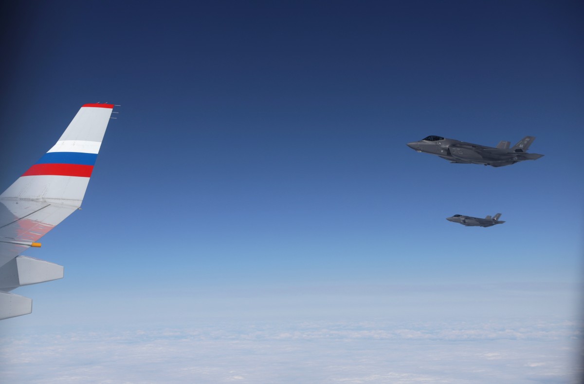 طائرة مقاتلة أميركية من طراز F-22 ترافق طائرة تقل بوتين عقب قمة ألاسكا. (أ ف ب)
