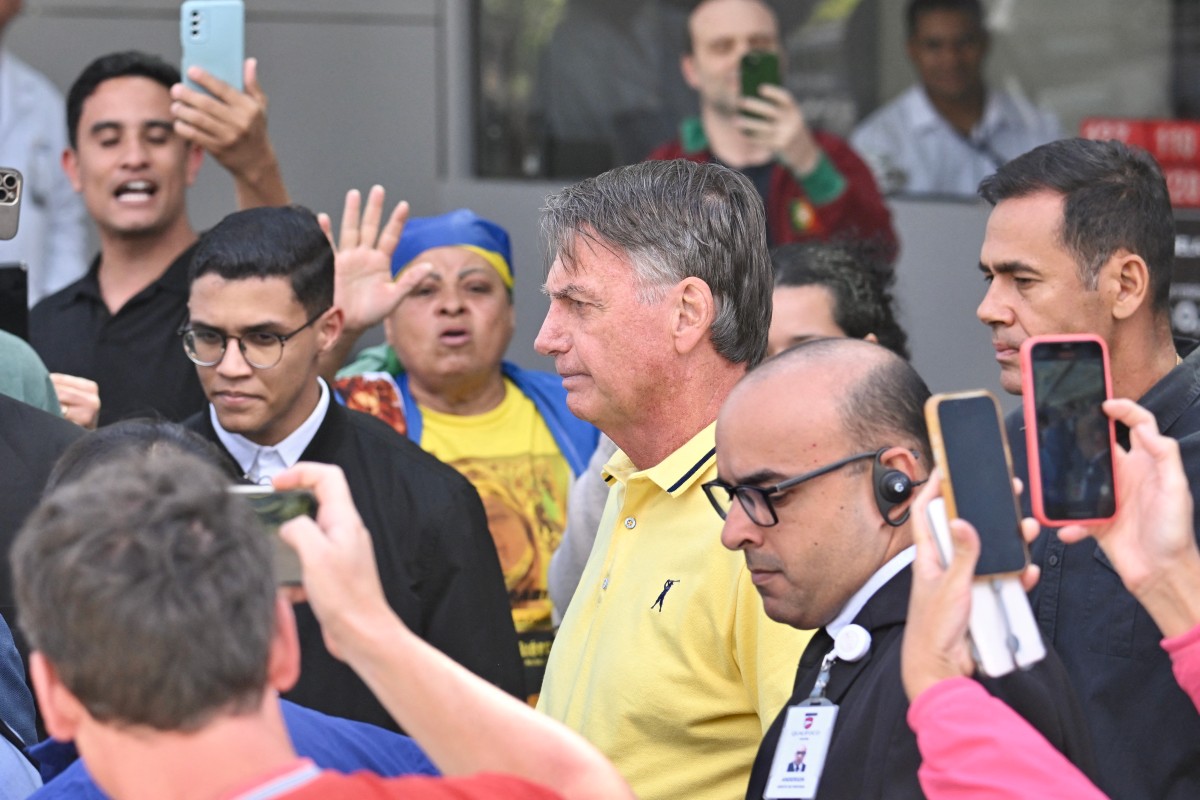 الرئيس البرازيلي السابق جايير بولسونارو مغادراً منزله (أ ف ب).