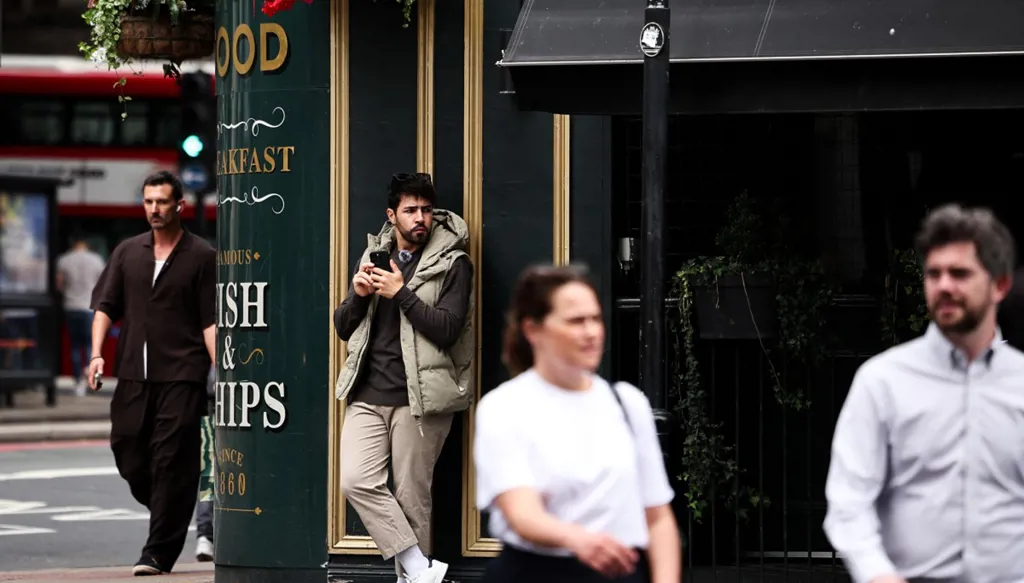 سائق يوثق مطاردته للنشالين في لندن... بطل أم صائد مشاهدات؟ (فيديو)