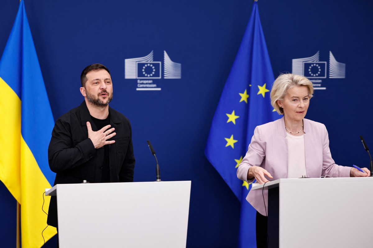 زيلينسكي ورئيسة المفوضية الأوروبية (أ ف ب).
