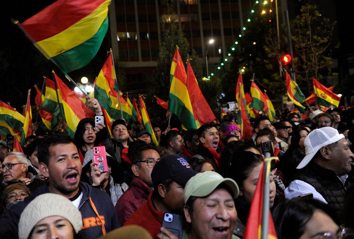 أنصار رودريغو باز يحتفلون بعد إعلان نتائج الانتخابات الرئاسية. (أ ف ب)