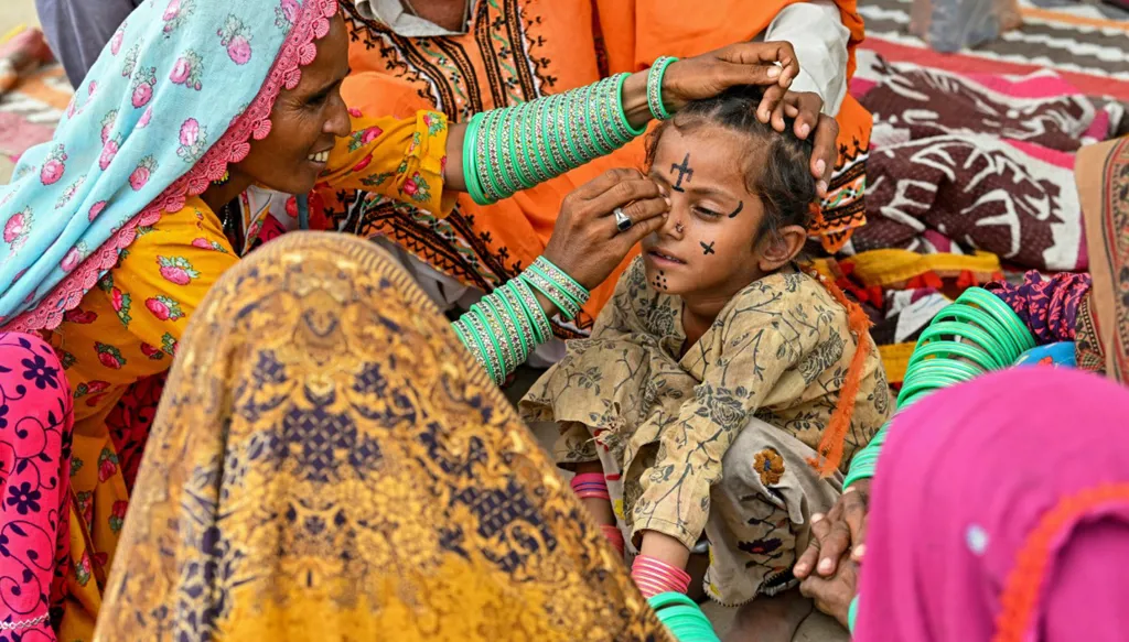 الوشم الهندوسي على وجوه النساء... تقليد يتراجع في باكستان | النهار