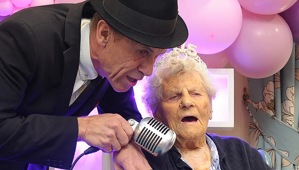 البريطانية عميدة سن البشرية تحتفل بعيد ميلادها الـ116