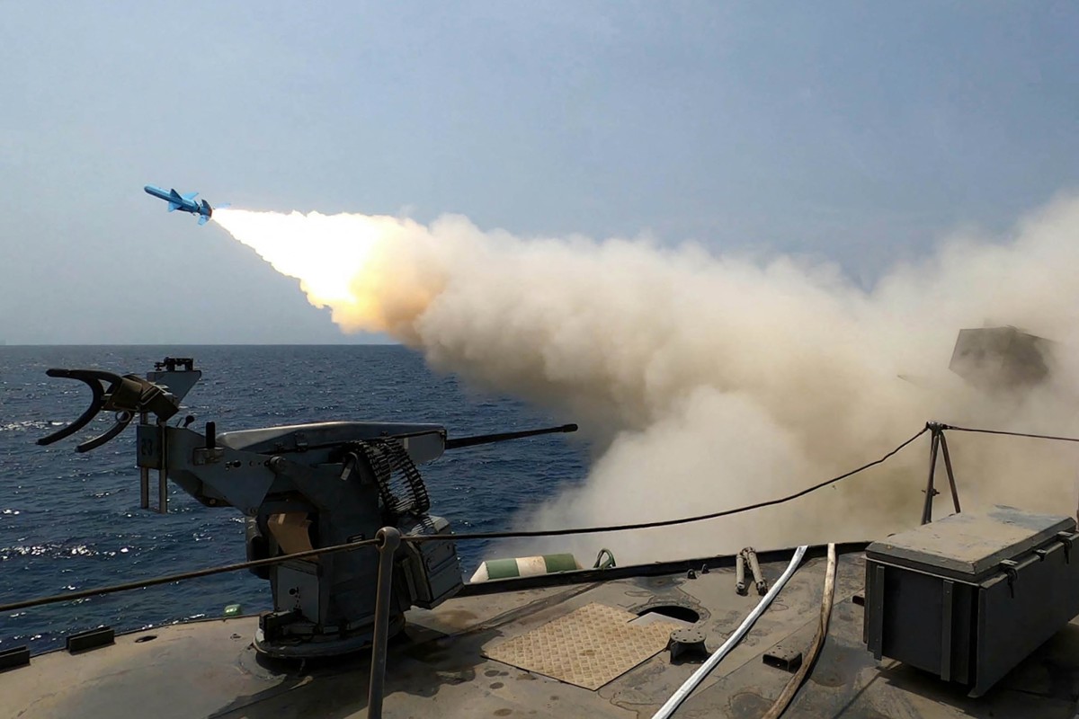 إطلاق صاروخ خلال مناورة عسكرية في موقعٍ لم يُكشف عنه جنوب إيران. (أ ف ب)