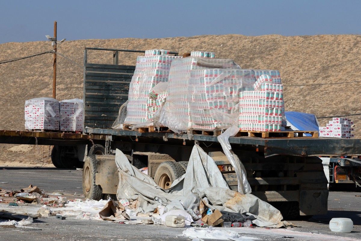 المساعدات الإنسانية المتضررة المخصصة للفلسطينيين في غزة مبعثرة على الأرض (أ ف ب)