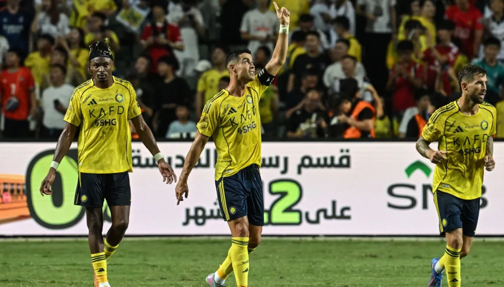 سباق مثير على القمة منذ الجولة الأولى في الدوري السعودي