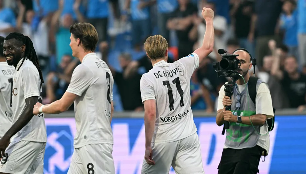 نابولي يبدأ مشوار دفاعه عن اللقب بالفوز على ساسوولو