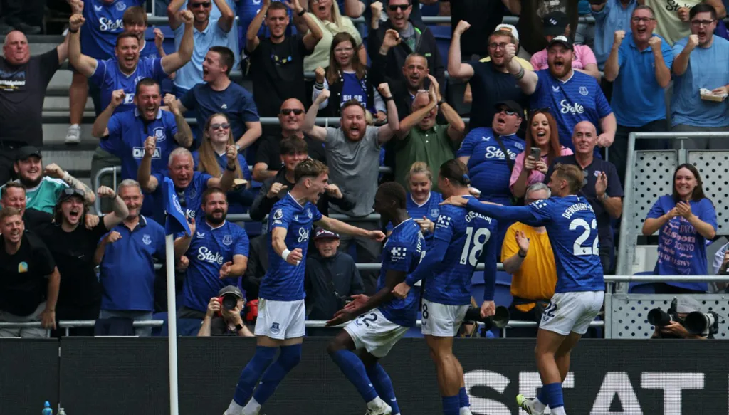 إيفرتون يحقق فوزه الأول في الدوري الإنكليزي أمام برايتون (فيديو)