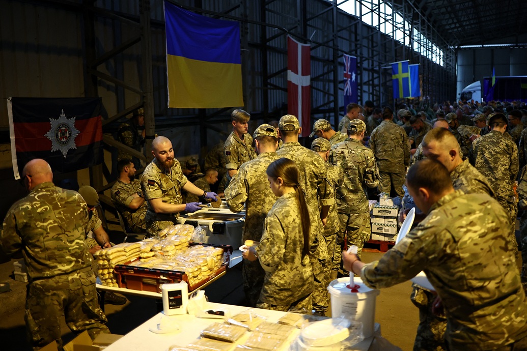 جنود يصطفون لتلقي وجبة طعام خلال احتفال بعيد استقلال أوكرانيا  (أ ف ب)