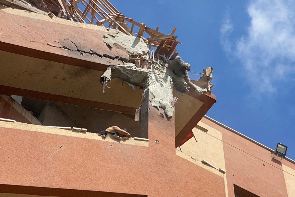 فلسطينيون يحاولون الوصول إلى الضحايا بعد الغارات الإسرائيلية على مستشفى ناصر في خان يونس (أ ف ب)