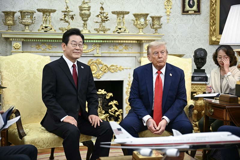 الرئيس الأميركي دونالد ترامب والرئيس الكوري الجنوبي لي جاي ميونغ (أ ف ب)