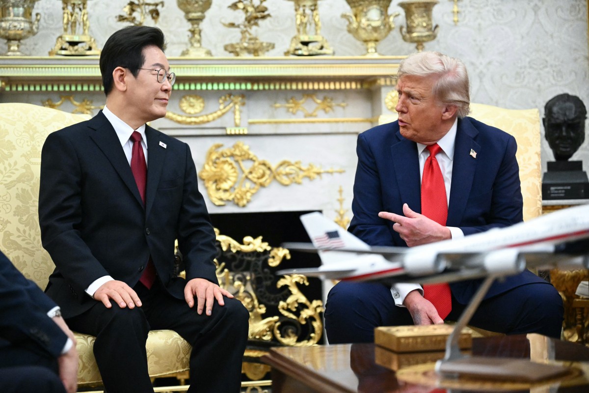 الرئيس الأميركي دونالد ترامب يتحدث خلال اجتماع ثنائي مع الرئيس الكوري الجنوبي لي جاي ميونغ في المكتب البيضاوي بالبيت الأبيض (أ ف ب)