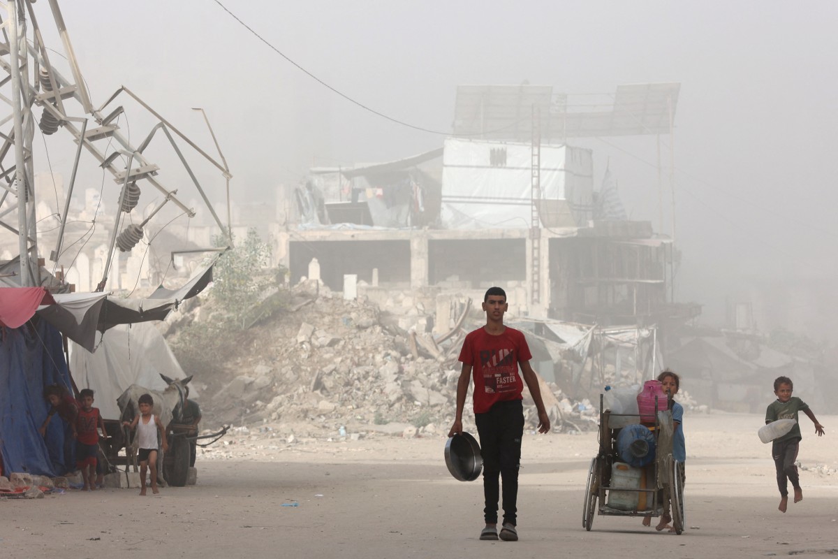 فلسطينيون يفرّون من منازلهم في حي الزيتون بمدينة غزة (أ ف ب)