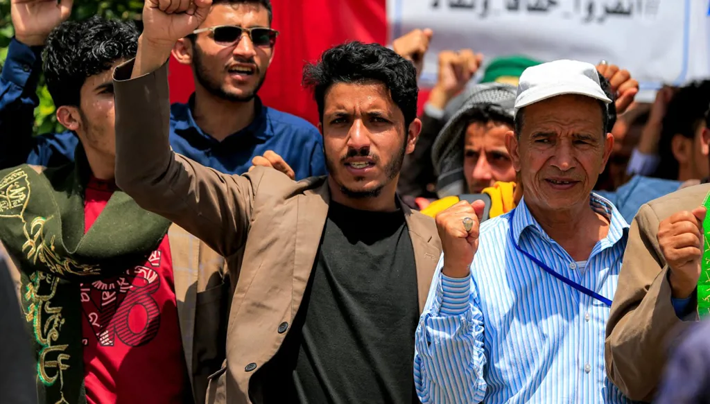 الحوثيون يشيّعون رئيس حكومتهم ومسؤوليهم الذين قتلوا في ضربة إسرائيلية