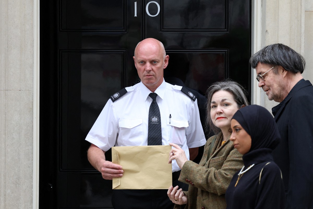 لحظة تسليم الرسالة. (أ ف ب)