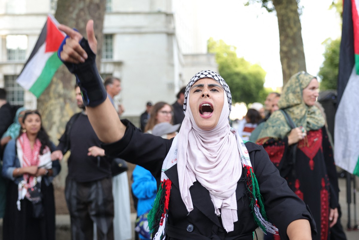 ناشطة مشاركة في التظاهرة. (أ ف ب)