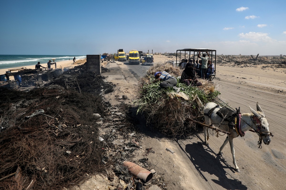 نازحون فلسطينيون يفرون من مدينة غزة باتجاه المناطق الجنوبية من قطاع غزة في النصيرات (أ ف ب)