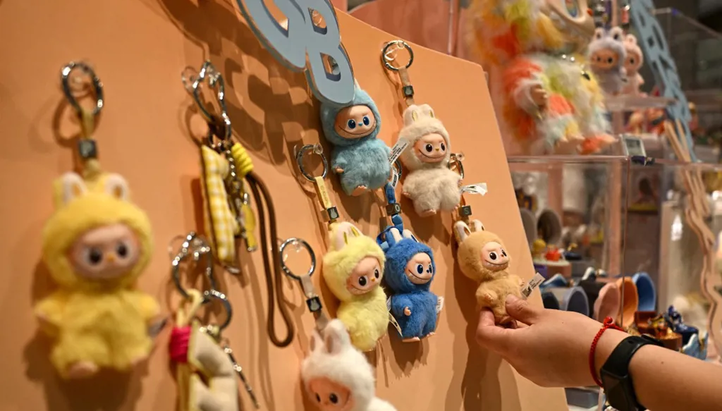 من دمية "اللابوبو" إلى "الكروكس": كيف يركب اللبنانيون موجة الترند رغم الأزمات؟