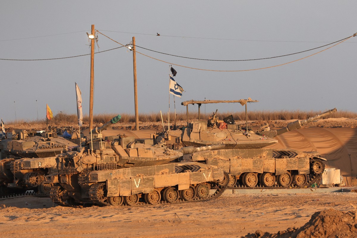 تتمركز دبابات الجيش الإسرائيلي في جنوب إسرائيل على الحدود مع قطاع غزة (أ ف ب)
