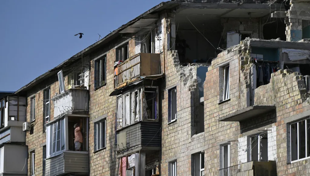 مبنى سكني في كييف تعرض لقصف روسي. (أ ف ب)