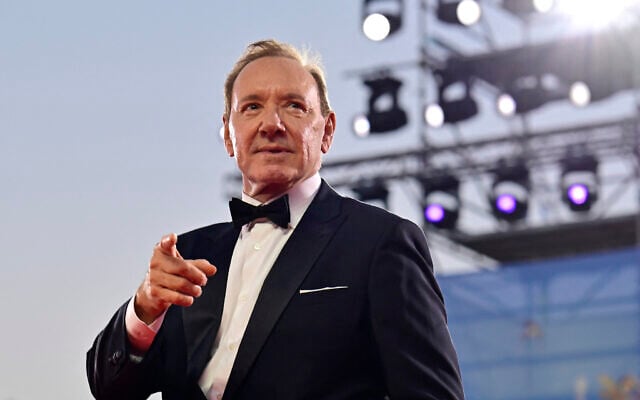 الممثل الأميركي كيفن سبيسي يحضر السجادة الحمراء لفيلم Father Mother Sister Brother (أ ف ب).