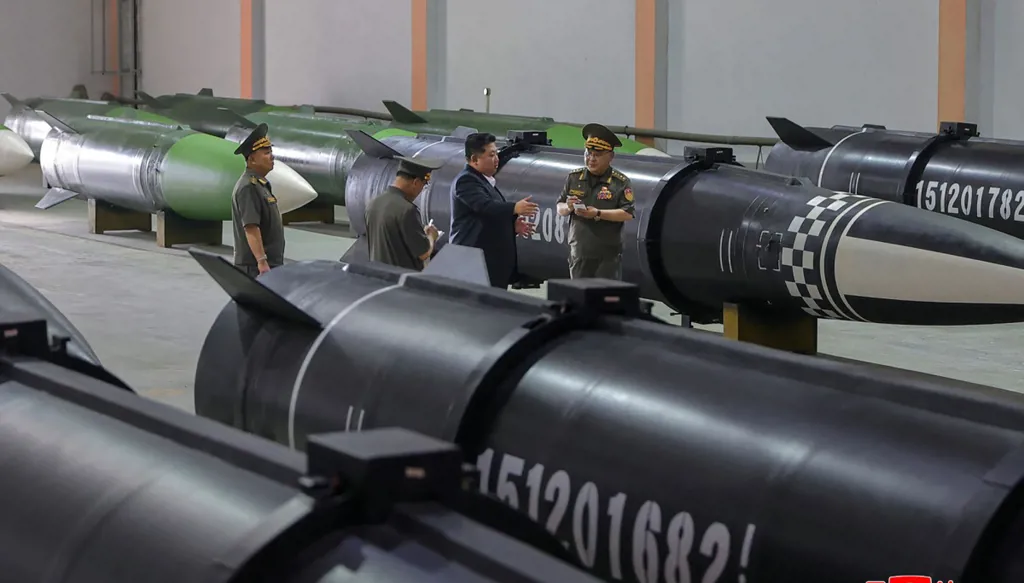 بالصور- زعيم كوريا الشمالية يتفقّد خطّاً جديداً لإنتاج للصواريخ
