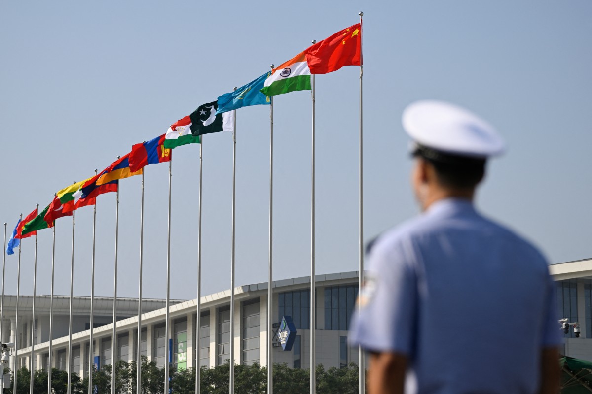 أعلام الدول المشاركة في قمة منظمة شنغهاي (أ ف ب).