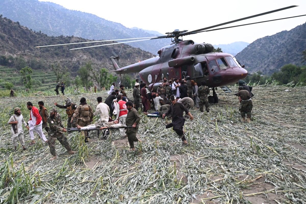 مروحيات حطت لإسعاف الجرحى (أ ف ب)