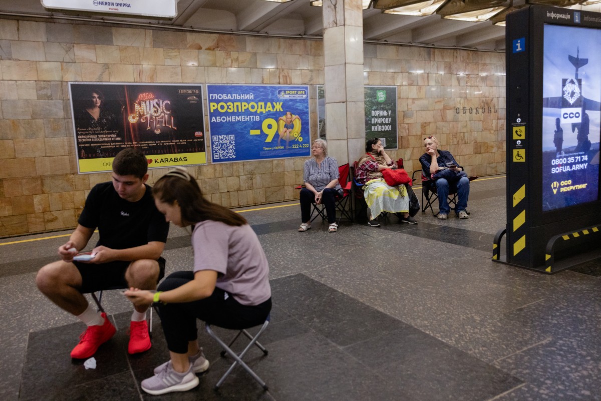 أوكرانيون في محطّة قطار في كييف. (أ ف ب)