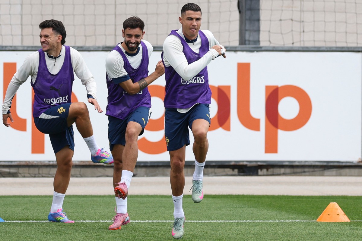 رونالدو خلال تدريبات منتخب البرتغال. (أ ف ب)
