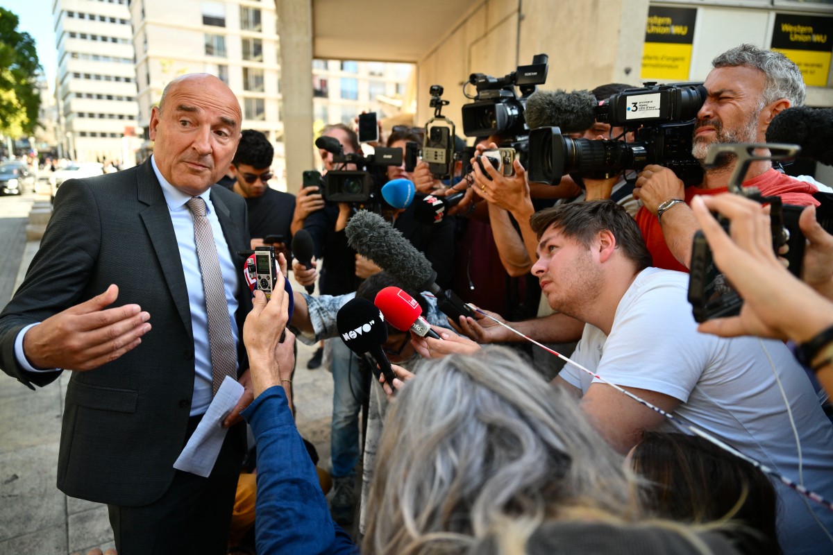 المدعي العام في مرسيليا نيكولا بيسون يتحدث إلى الصحفيين بالقرب من الموقع الذي قتلت فيه الشرطة الفرنسية الشاب التونسي (أ ف ب)