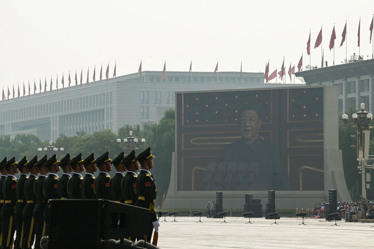 الرئيس الصيني خلال العرض في بكين (أ ف ب).