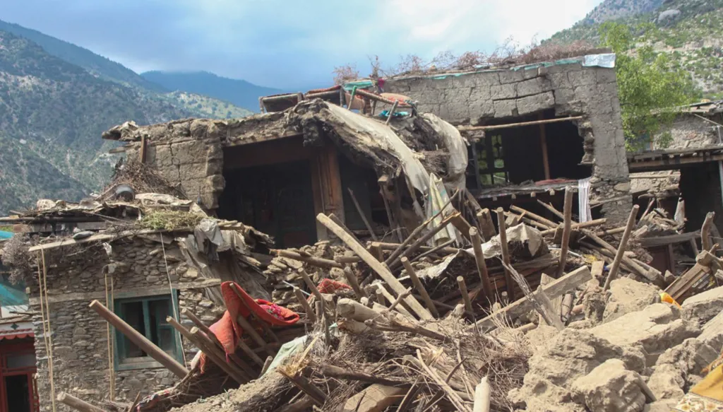 فريق إماراتي إلى أفغانستان للمساعدة في جهود الإغاثة بعد الزلزال المدمر