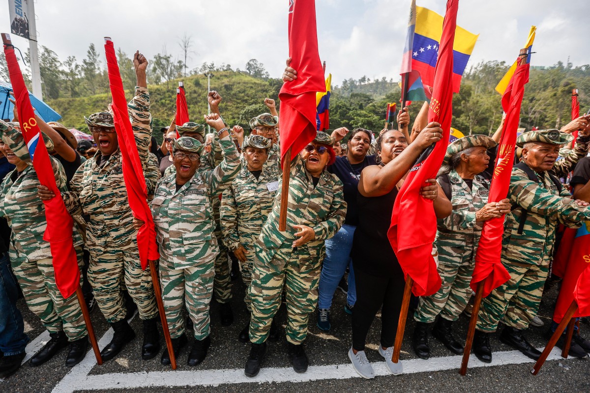 أعضاء الميليشيا البوليفارية وأنصار مادورو. (أ ف ب)