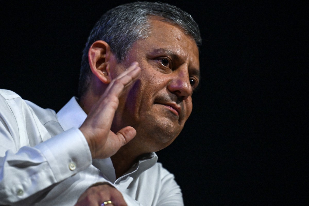 أوزغور أوزيل. (أ ف ب)