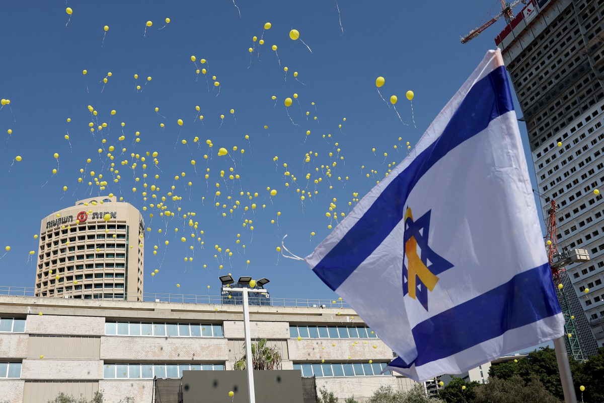 أقارب ومؤيدو الرهائن الإسرائيليين يطلقون 700 بالون أصفر بمناسبة مرور 700 يوم على أسرهم. (أ ف ب)