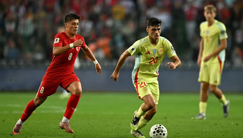 بيدري يسير على خطى الكبار في إسبانيا