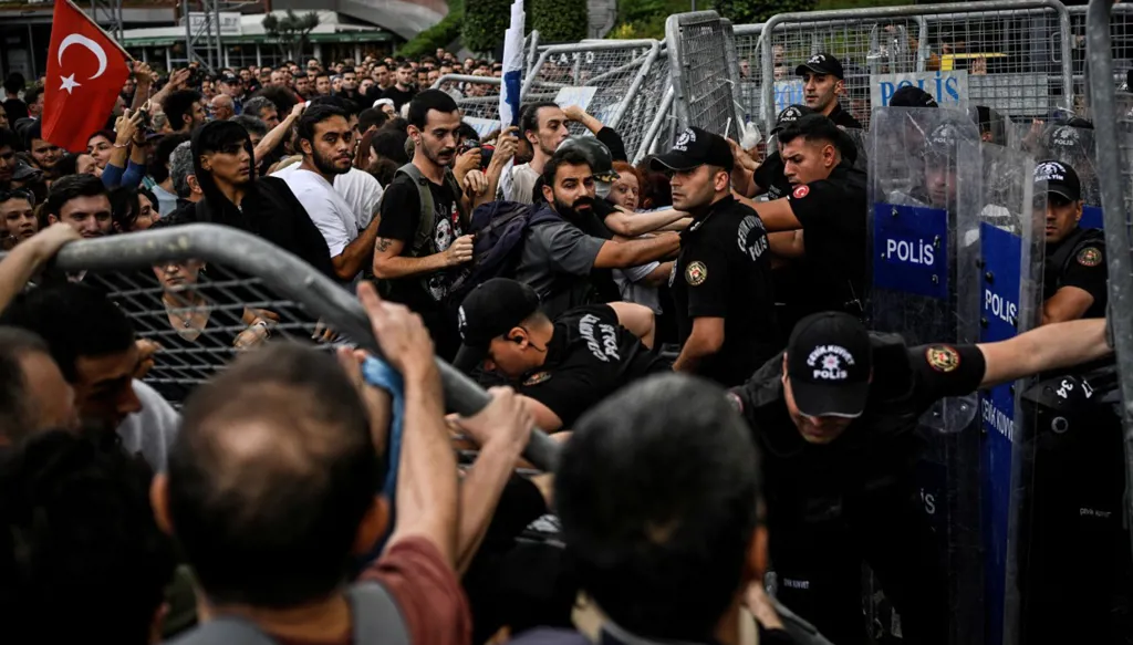 توتر بين نواب وشرطيين في مقر المعارضة في اسطنبول
