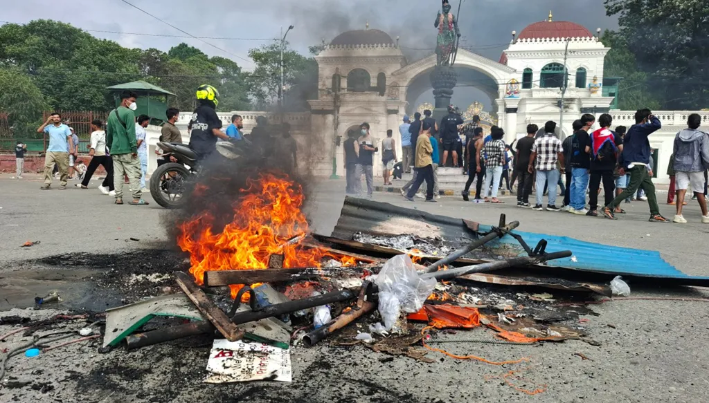 احتجاجات دامية في النيبال... رئيس الوزراء يستقيل وإضرام للنار في مبنى البرلمان