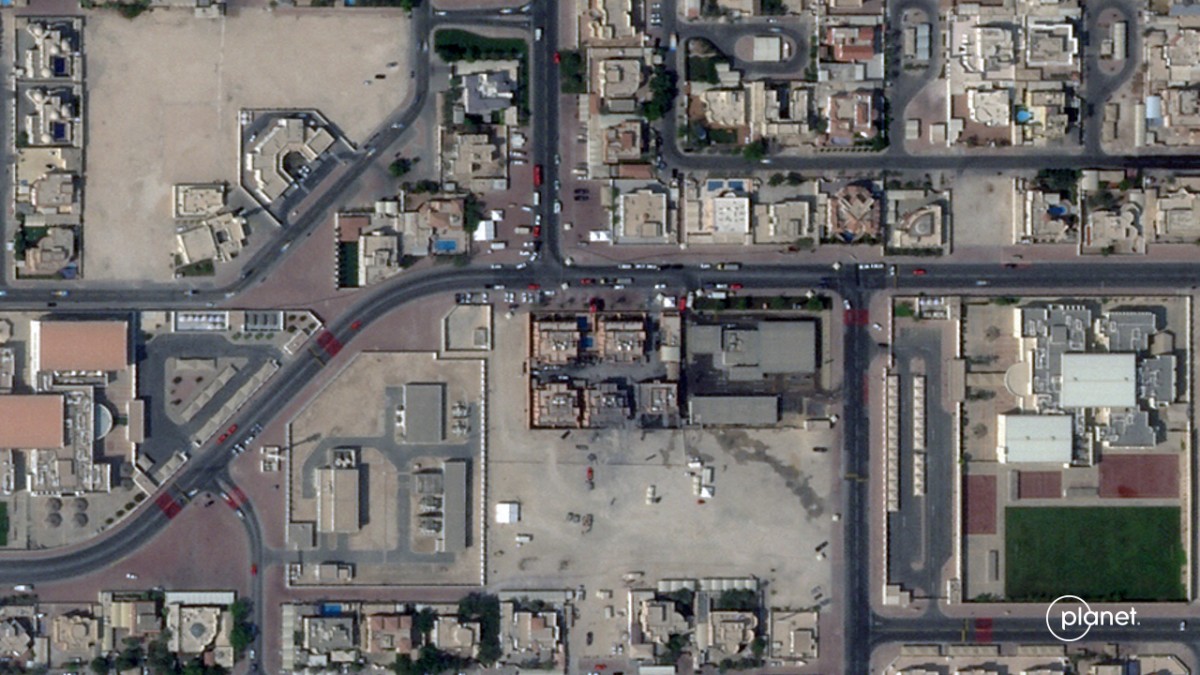 تظهر هذه الصورة الفضائية المبنى المتضرر الذي يضم أعضاء المكتب السياسي لحركة حماس الفلسطينية بعد استهدافه بغارة إسرائيلية الدوحة. (أ ف ب)ِ