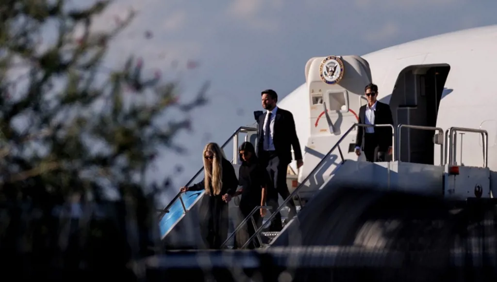 ترامب يعلن موعد جنازة تشارلي كيرك وفانس يرافق النعش (فيديو)