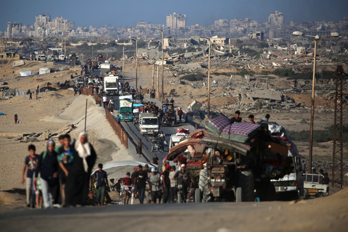 فلسطينيون يفرون جنوباً من مدينة غزة. (أ ف ب)