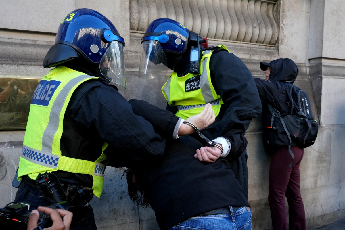 الشرطة تعتقل أحد المتظاهرين (أ ف ب)