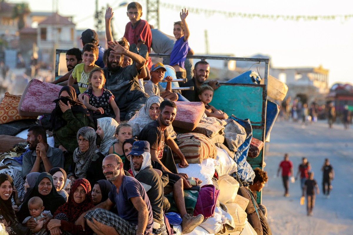 يخلون الخيم إل مناطق أخرى غير آمنة (أ ف ب)