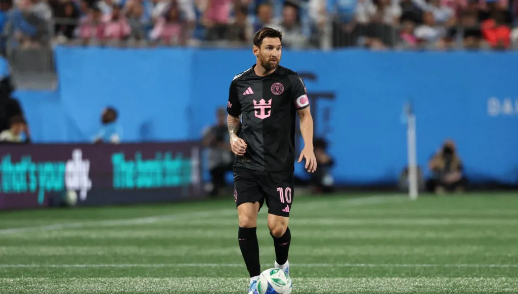 محطماً رقم بيليه... مبلغ قياسي على بطاقة ميسي موسم 2004-2005