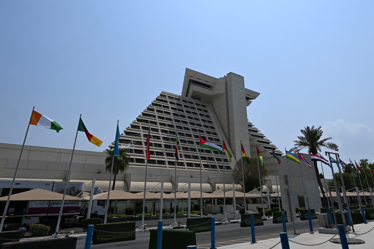 أعلام الدول العر بية مرفوعة على مدخل الفندق الذي تعقد فيه القمة العربية الإسلامية بالدوحة (أ ف ب)